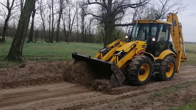 Перекопують дороги: на Херсонщині закривають село, в якому виявили спалах коронавірусу Перекопують дороги: на Херсонщині закривають село, в якому виявили спалах коронавірусу