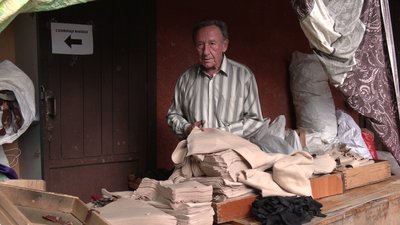 Не вистачає робочих рук: у Рівному плетуть зимові маскувальні сітки Не вистачає робочих рук: у Рівному плетуть зимові маскувальні сітки