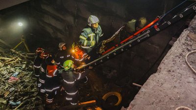 У Харкові 43 рятувальники та комунальники майже п'ять годин витягали чоловіка з труби У Харкові 43 рятувальники та комунальники майже п'ять годин витягали чоловіка з труби