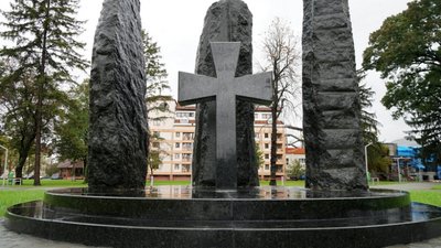 Меморіальний парк та пам’ятник воїнам-захисникам відкрили в Мукачеві Меморіальний парк та пам’ятник воїнам-захисникам відкрили в Мукачеві