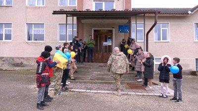 Миколу Дороша зустрічають у гімназії села Грабовець Миколу Дороша зустрічають у гімназії села Грабовець