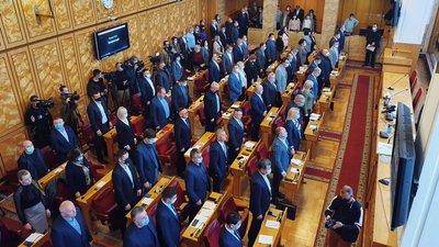 На позачерговій сесії Закарпатської облради зібралися всі фракції: які питання розглядатимуть