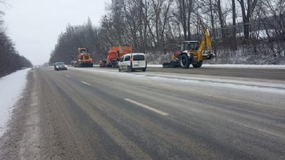 Сніг на Хмельниччині: дороги розчищало понад сто одиниць техніки