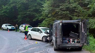 Пошкоджені автомобілі "Citroen C4" та "Renault Trafic" після зіткнення на автодорозі