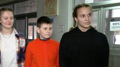 Теплі речі, медикаменти та обереги – учні однієї з чернігівських шкіл передали допомогу військовим на фронт Теплі речі, медикаменти та обереги – учні однієї з чернігівських шкіл передали допомогу військовим на фронт