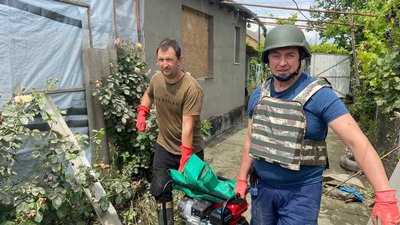 "Музика піднімала настрій мені та людям". Волонтер з Києва грав на саксофоні у Херсоні на даху затопленого будинку "Музика піднімала настрій мені та людям". Волонтер з Києва грав на саксофоні у Херсоні на даху затопленого будинку