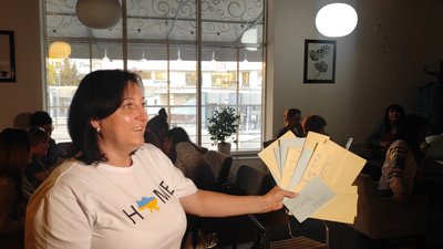 Перетворювали слово на оберіг: у Черкасах жінки гуртом писали листи захисникам Перетворювали слово на оберіг: у Черкасах жінки гуртом писали листи захисникам