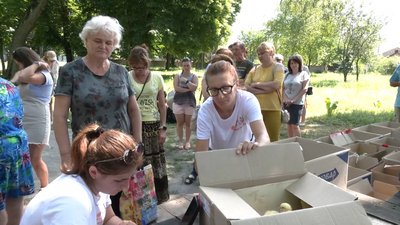 На Рівненщині переселенцям та сім'ям, які їх прихистили, роздали курчат На Рівненщині переселенцям та сім'ям, які їх прихистили, роздали курчат