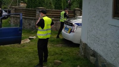 З погрозами і матюками. У Микуличині виник конфлікт місцевих жителів з патрульними З погрозами і матюками. У Микуличині виник конфлікт місцевих жителів з патрульними