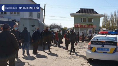 У Кропивницькому продавці організували стихійну торгівлю біля воріт овочевого ринку У Кропивницькому продавці організували стихійну торгівлю біля воріт овочевого ринку