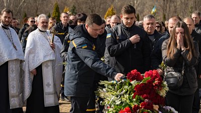 У Дніпрі прощаються з речницею ДСНС Євгенією Дудкою, яка отримала поранення під час ракетного удару У Дніпрі прощаються з речницею ДСНС Євгенією Дудкою, яка отримала поранення під час ракетного удару
