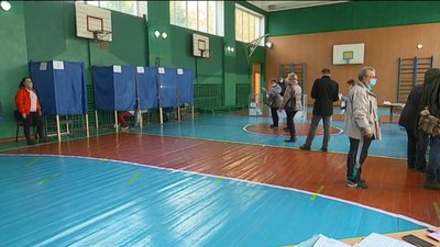 На великих виборчих дільницях у Сумах були черги