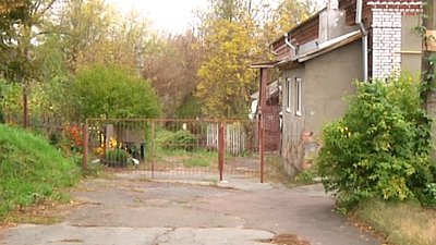 У Житомирі жителі ОСББ встановили паркан, перекривши хід, і хочуть приватизувати частину вулиці У Житомирі жителі ОСББ встановили паркан, перекривши хід, і хочуть приватизувати частину вулиці