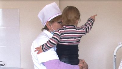 У лікарні розповіли, як почувається дитина, яку п’яні батьки на 8 годин залишили без нагляду