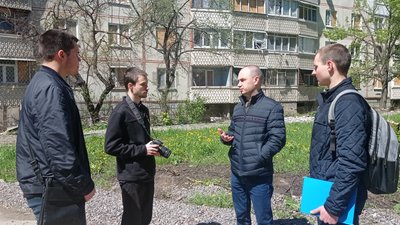 Студенти фотофіксують наслідки влучань на Північній Салтівці. Травень 2023 року. Фото: Лариса Говина/Суспільне Харків Студенти фотофіксують наслідки влучань на Північній Салтівці. Травень 2023 року. Фото: Лариса Говина/Суспільне Харків