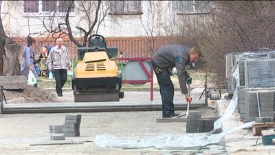 "Плитка сиплеться": У Сумах два тижні ремонтують прибудинкові території