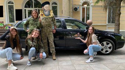 Троє дівчат у місті на Рівненщині організували ярмарок, щоб підтримати ЗСУ Троє дівчат у місті на Рівненщині організували ярмарок, щоб підтримати ЗСУ