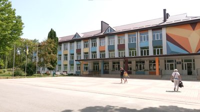 "Діти повинні навчатись": в Оброшинській громаді шукають житло для переселенців, які живуть у школі