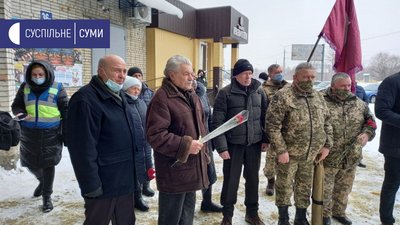 "У нас досі той самий ворог". У Сумах поклали квіти до пам`ятника Героїв Крут