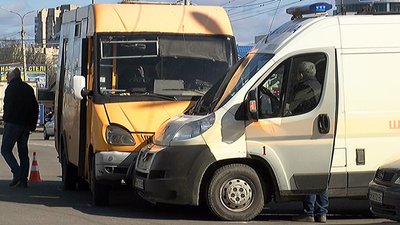 Аварія в Сумах: маршрутка зіштовхнулася з автомобілем швидкої допомоги