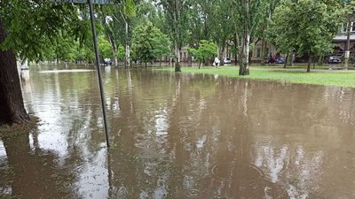 Після зливи. У Миколаєві рівень води на деяких вулицях піднявся до 50 см Після зливи. У Миколаєві рівень води на деяких вулицях піднявся до 50 см