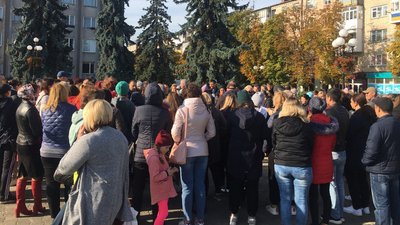 Акція під міськрадою: батьки на Волині вимагають відновити очне навчання Акція під міськрадою: батьки на Волині вимагають відновити очне навчання