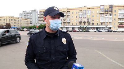 У Житомирі через опущені боларди пішохідною Михайлівською їздять машини У Житомирі через опущені боларди пішохідною Михайлівською їздять машини