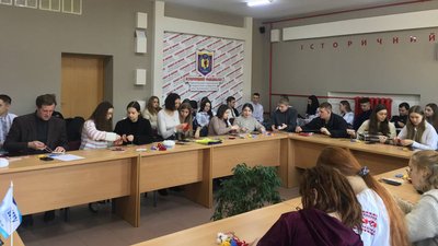 Мартениці для бійців: у Тернополі студенти-історики виготовили болгарські обереги Мартениці для бійців: у Тернополі студенти-історики виготовили болгарські обереги