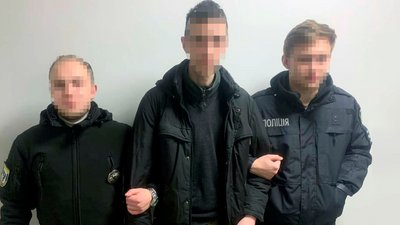 Представився лікарем: у Чернігові харків'янин ошукав пенсіонерку на 2700 доларів та 10 тисяч гривень Представився лікарем: у Чернігові харків'янин ошукав пенсіонерку на 2700 доларів та 10 тисяч гривень