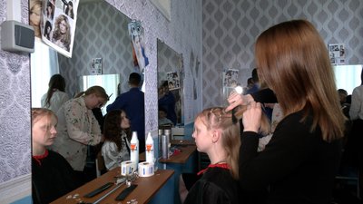 Діти вчаться стригти волосся та робити зачіски Діти вчаться стригти волосся та робити зачіски