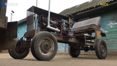 Житель Анисова створює трактори з автомобілів, які здали на металобрухт Житель Анисова створює трактори з автомобілів, які здали на металобрухт