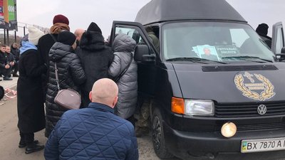 У Тернополі зустріли тіло загиблого бійця Романа Стецюка У Тернополі зустріли тіло загиблого бійця Романа Стецюка