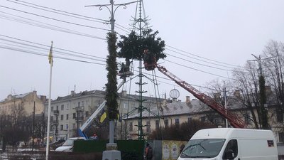 Демонтаж головної ялинки у Чернівцях на Соборній площі