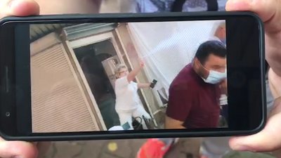 З балончика по перехожих та поліції. У центрі Франківська жінка бореться за своє приміщення