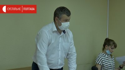 Прокурор Григорій Гринь доповідає на судовому засіданні