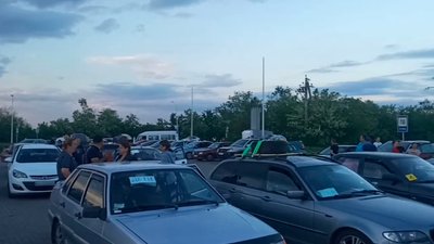 Перед російським блокпостом поблизу Василівки декілька діб стоять близько 400 машин. Люди чекають проїзду до Запоріжжя Перед російським блокпостом поблизу Василівки декілька діб стоять близько 400 машин. Люди чекають проїзду до Запоріжжя