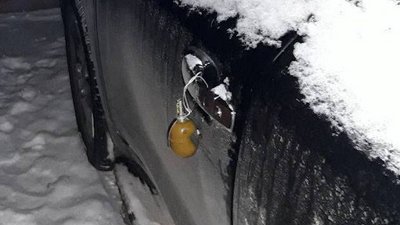 Гранату у Рівному прив'язали до авто поліцейського. Йому погрожували й раніше Гранату у Рівному прив'язали до авто поліцейського. Йому погрожували й раніше