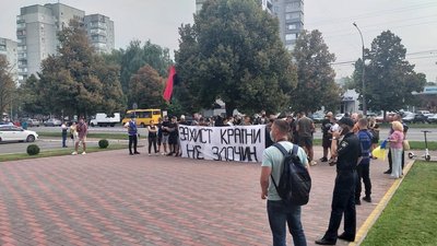 У Чернігові провели акцію на підтримку затриманих за напад на автобус "Патріотів-за життя"