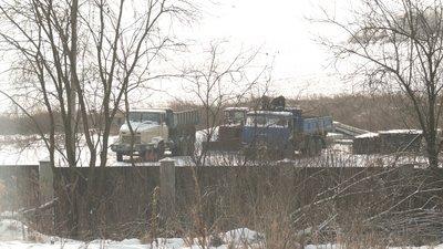На території села у полі збудували паркан та завезли будівельні матеріали На території села у полі збудували паркан та завезли будівельні матеріали