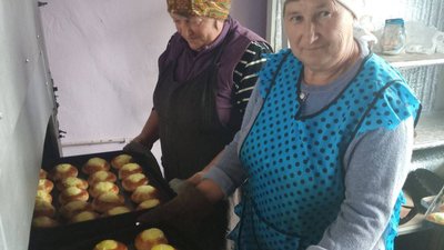 На Хмельниччині напекли смаколиків пораненим бійцям
