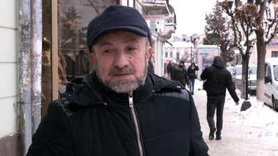 У центрі Коломиї на Франківщині зрубали дві блакитні ялинки: як відреагували містяни