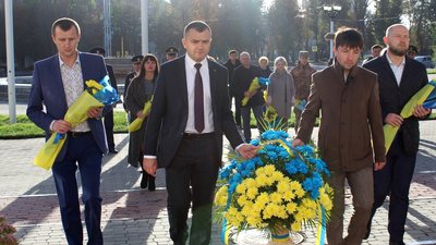 На покладанні квітів були заступники голови Хмельницької ОДа та обласної ради. На покладанні квітів були заступники голови Хмельницької ОДа та обласної ради.