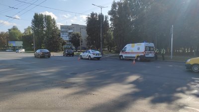 Вибіг на дорогу раптово: у Луцьку семирічний хлопчик потрапив під колеса авто Вибіг на дорогу раптово: у Луцьку семирічний хлопчик потрапив під колеса авто