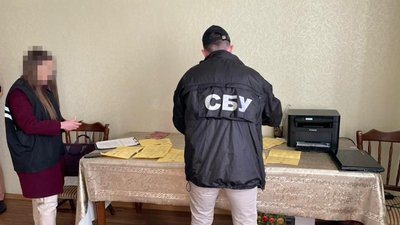СБУ заявляє про викриття мереж з підробки ковід-документів у трьох областях СБУ заявляє про викриття мереж з підробки ковід-документів у трьох областях