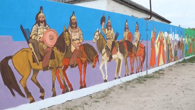 На Херсонщині художник малює історію Арабатської стрілки на парканах На Херсонщині художник малює історію Арабатської стрілки на парканах