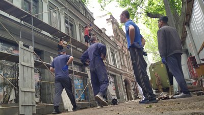 На територію друкарні Фесенка в Одесі заїхала техніка, працюють будівельники На територію друкарні Фесенка в Одесі заїхала техніка, працюють будівельники