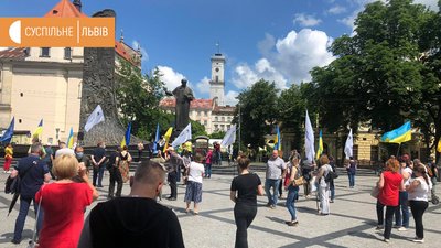 У Львові близько сотні людей вийшли на проспект Свободи, аби підтримати Петра Порошенка У Львові близько сотні людей вийшли на проспект Свободи, аби підтримати Петра Порошенка