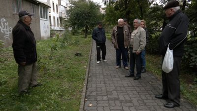 Обливає робочих і збиває пінопласт: лучанка заважає сусідам утеплювати багатоповерхівку Обливає робочих і збиває пінопласт: лучанка заважає сусідам утеплювати багатоповерхівку