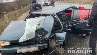 Водійка на Збаражчині травмувалася, в'їхавши в бетонний дорожній відбійник