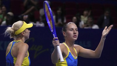 Марта Костюк та Людмила Кіченок під час матчу на Кубку Біллі Джин Кінг